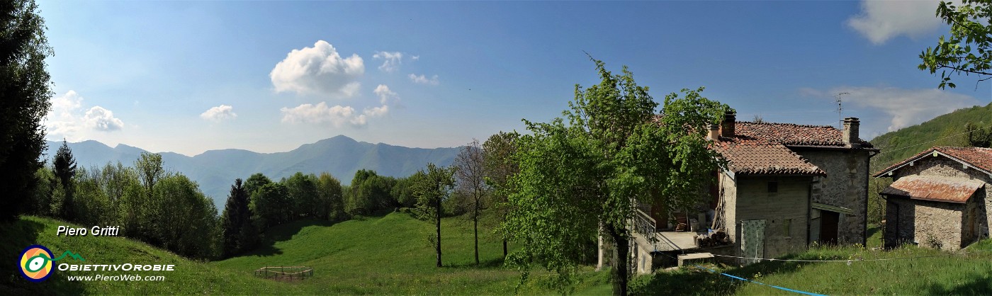 45  Sono a Sonzogno (1018 m) con vista in Canto Alto.jpg
